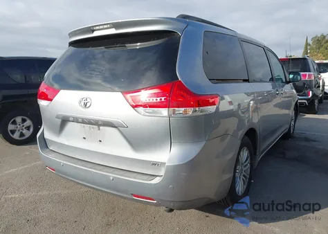 2013 Toyota Sienna Xle V6 8 Passenger z USA, uszkodzony, nr VIN 5TDYK3DC2DS334536